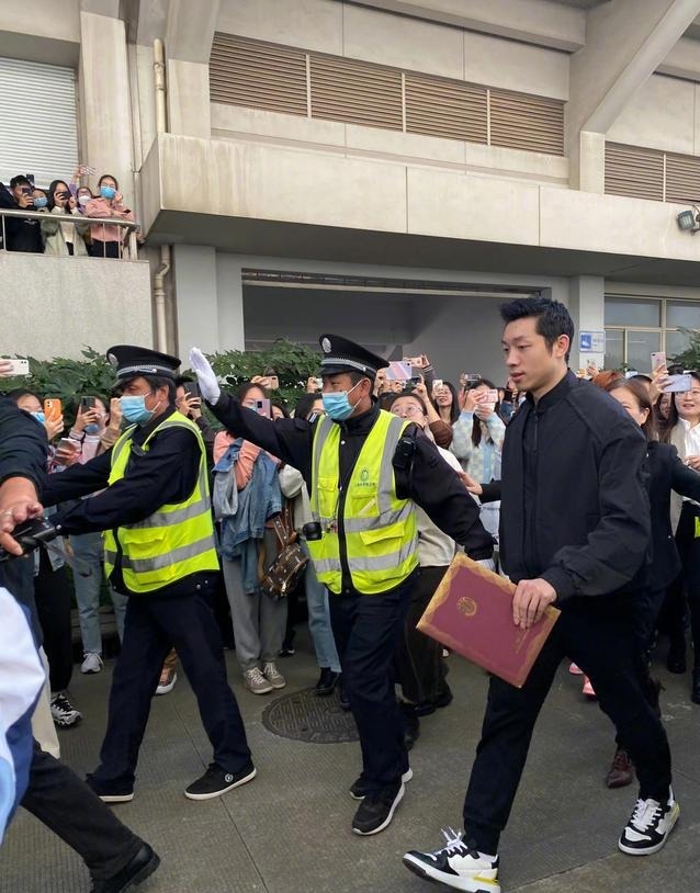 刘诗雯|许昕收获一份新的重量级身份,手拿聘书的他,感觉走路都带着风