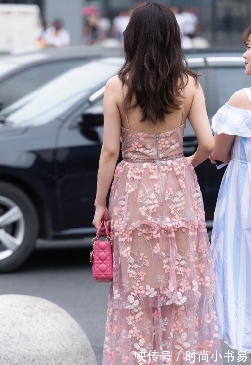 鞋子 阿姨可真会穿,但鞋子是一大败笔,换“人字拖”魅力十足吧?