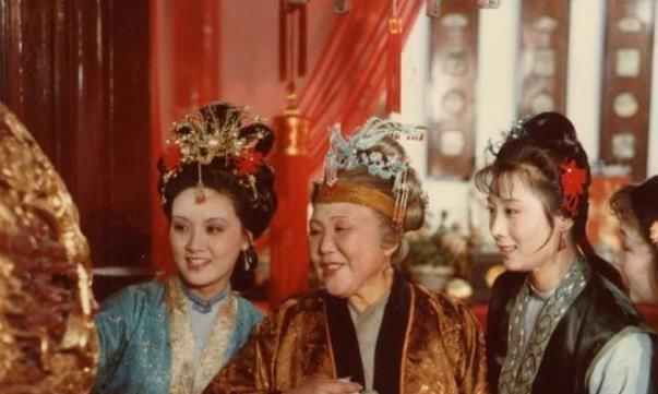 薛宝钗|贾母6拒“金玉良缘”，她为何瞧不上薛宝钗？薛姨妈不好意思说