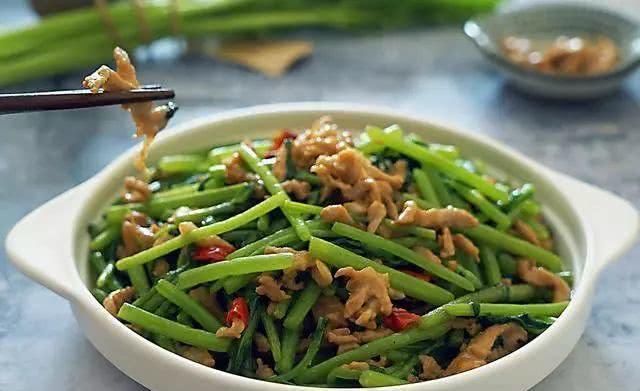 茼蒿|有这道家常下饭菜,吃饭香喷喷,一周吃三顿吃不够