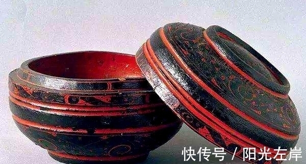 舍利@盗墓者进入墓穴,发现22个陪葬女,骨骼中都有绿色晶体,是舍利?