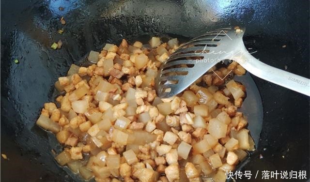 《中餐厅》张亮做的这道菜,随手一炒真是香,比鱼香肉丝还下饭
