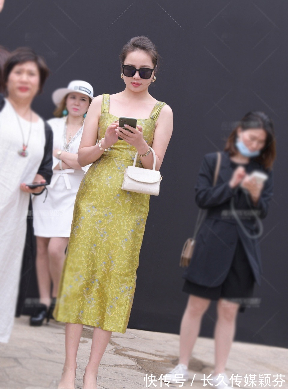 吊带|牛仔裤如此的休闲简约,而且又特别百搭,搭配体恤就很漂亮了