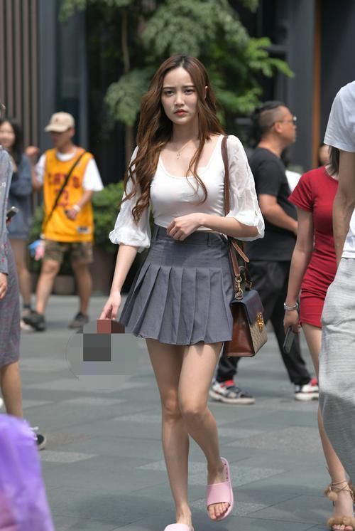 好看的小姐姐就算穿个拖鞋出街,也是那么的美