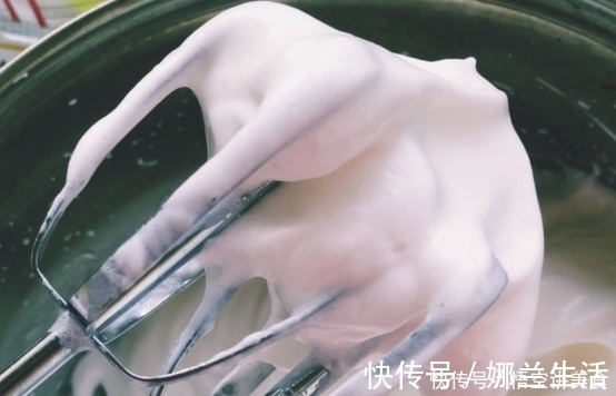 你吃过杯子里软糯的蛋糕吗?成本超级低,在家很容易做很软的蛋糕,大家应该特别喜欢。