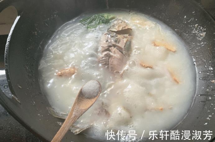鲫鱼汤|家常鲫鱼豆腐汤的做法，简单快手，营养丰富，家人都爱吃