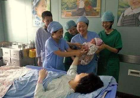 新生儿出生后的10多分钟，到底在“折腾”些啥其实他比妈妈忙