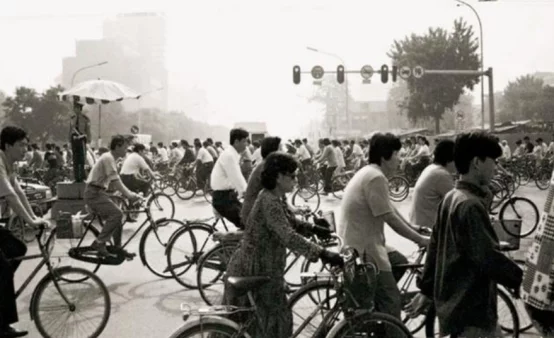 80年代一辆凤凰牌自行车,相当于现在多少钱?很多人不知道 80年代一辆凤凰牌自行车,相当于现在多少钱?很多人不知道