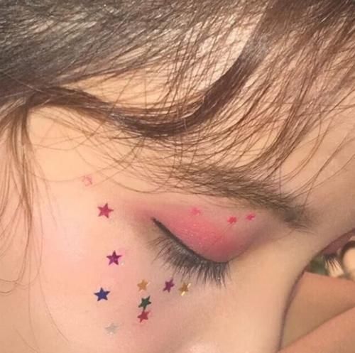 女孩子眼睛若有这“3标志”,天生自带“眼妆效果”,离脱单还远吗