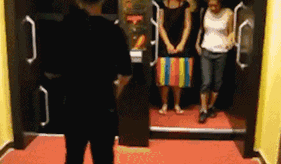 |搞笑GIF:男子骑自行车送花告白,美女的反应太霸气,底气十足!