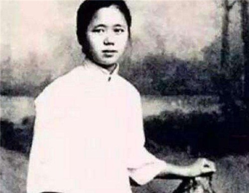 培养|她16岁嫁人,23岁守寡,从未读书,却亲手将儿子培养成大文豪