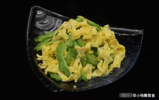 苦瓜炒鸡蛋时，不要直接下锅炒，多加一步，苦瓜不苦，鸡蛋更嫩