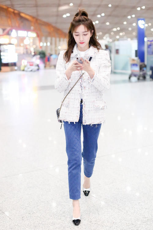 小香风外套是什么？就是这种花呢镶边小外套，穿上时尚优雅有气质