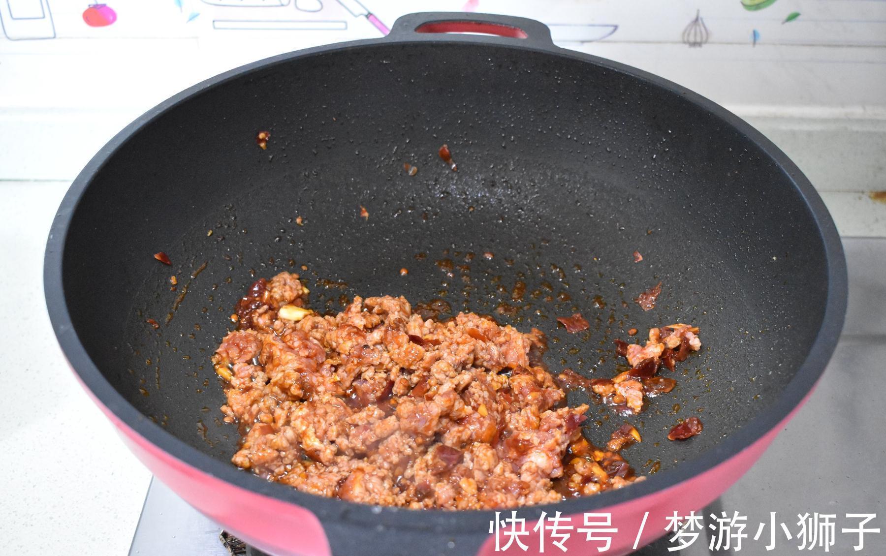 炒粉条这样做不粘不成坨，鲜香入味，实在太好吃了，家人边吃边夸