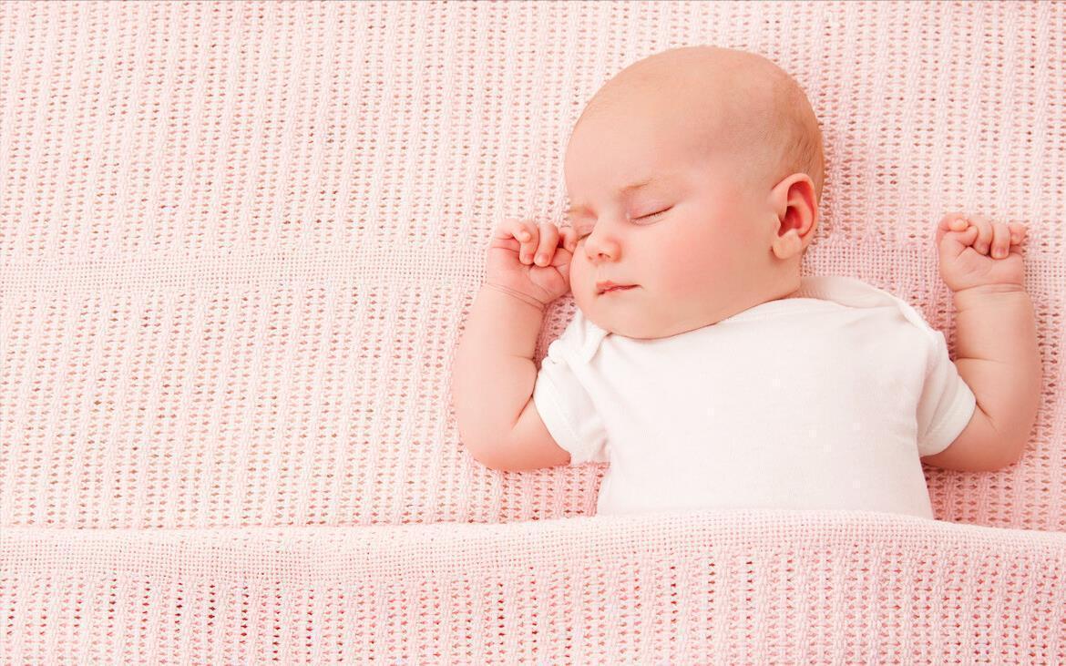 鲍秀兰|新生儿老摆出“举手投降”的睡姿?正不正常你说了不算,看月龄