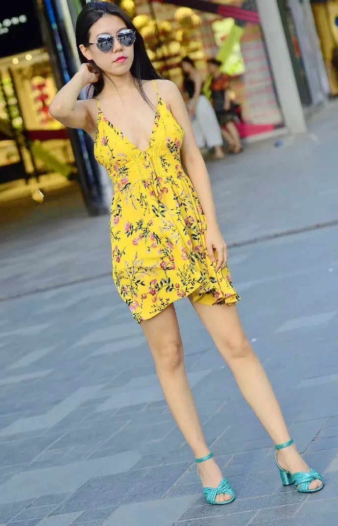 街拍：女生穿搭吊带连衣裙，搭配一双高跟鞋成女神