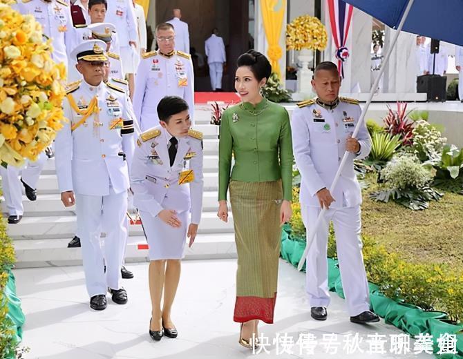 贵妃|继“孕肚”照后,王室晒出诗妮娜抱娃海报,泰王手绘漫画成真了