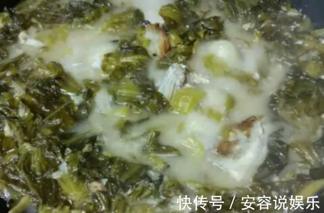 酸菜鱼用上这做法,鱼片滑嫩,酸菜爽口,食欲全开连汤都喝光