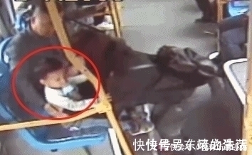 两岁宝宝太胆大,家人在为他担心,他却钓着奶瓶自己去旅游了