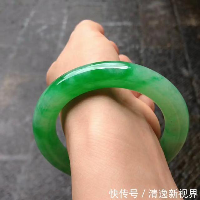 色带|色带萦绕的木那翡翠原石竟取出两条满色冰阳绿手镯,涨疯了!
