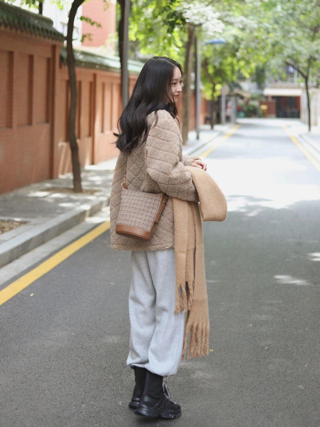 牛仔裤|普通女生也能够穿出时尚感,浅紫色短款羽绒服+怀旧感牛仔裤,干净又整洁!