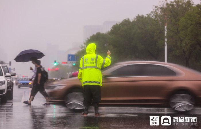 撑起道路安全“保护伞”东营交警风雨中坚守一线|组图| 道路