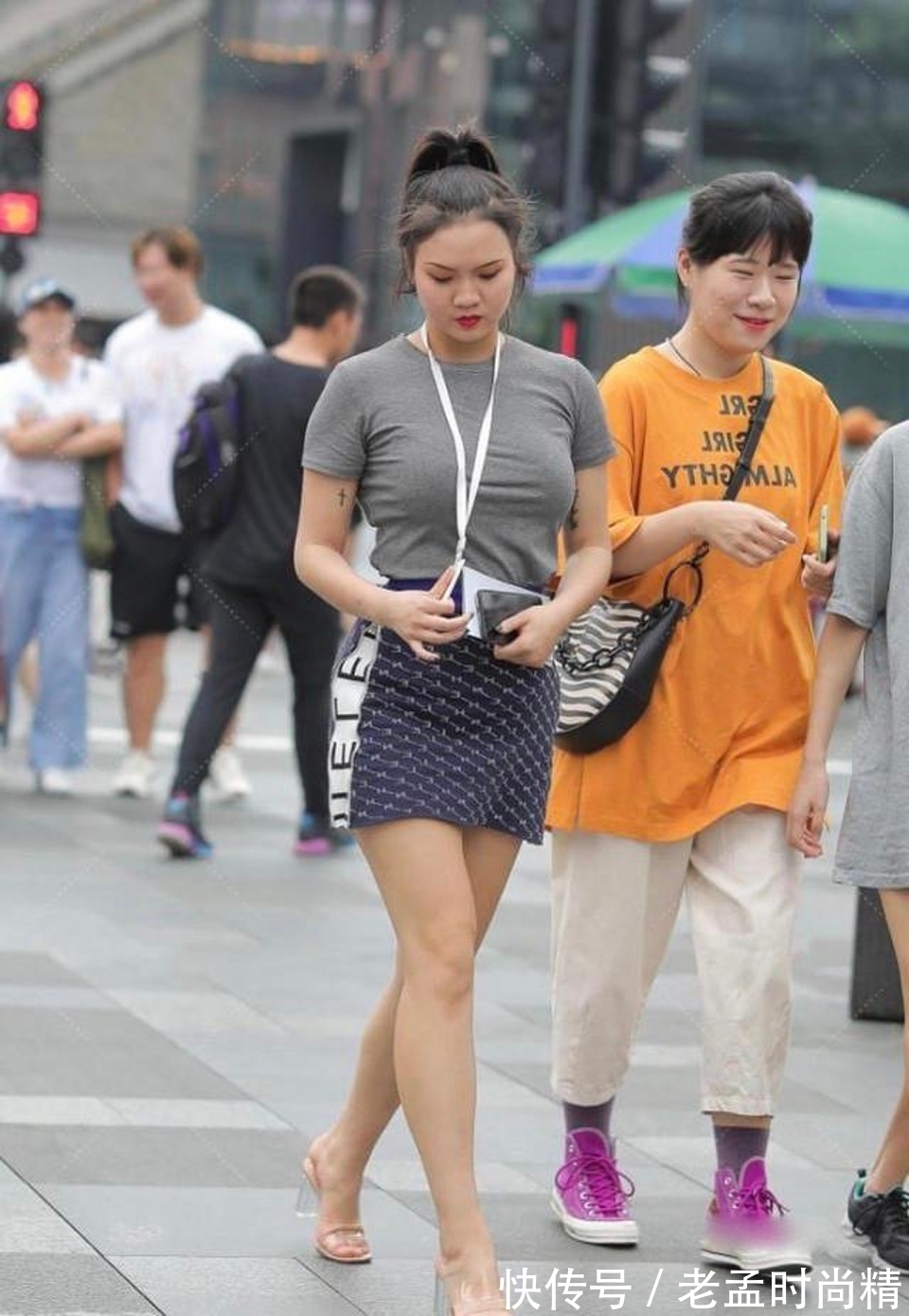 毛线衫|路人街拍,白色的毛线衫搭配蓝色牛仔裤,尽显玲珑身姿