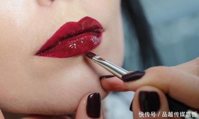 不管涂什么口红别直接抿,教你3个口红小技巧,时刻做精致女人