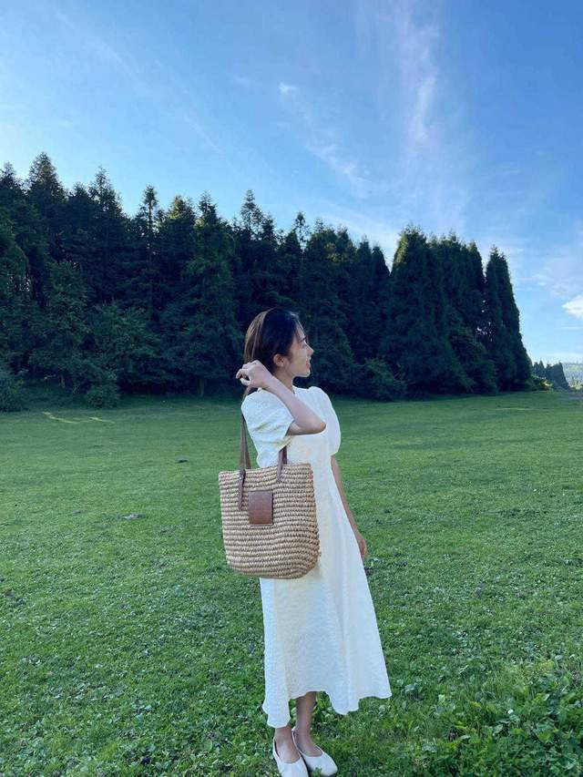 锁骨|今年风头不减的泡泡袖如何穿?学会这几个搭配技巧,怎么穿都好看