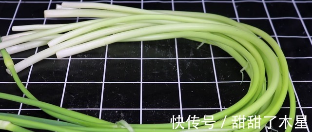 炒蒜苔时，记住不要直接下锅炒，大厨教你多加一步，翠绿入味下饭！