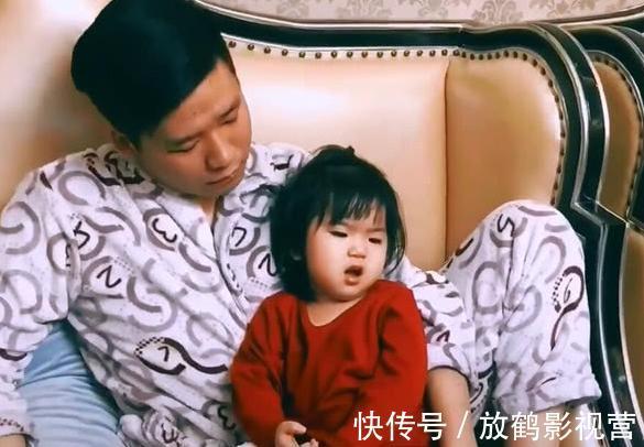 女儿|爸爸抱着女儿看电视,当看到旁边儿子,网友不淡定:这差别也太大