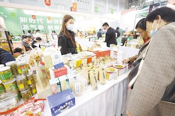 湖北日报$喷香的食博会带着年味来了 一展淘尽四海新“年货”