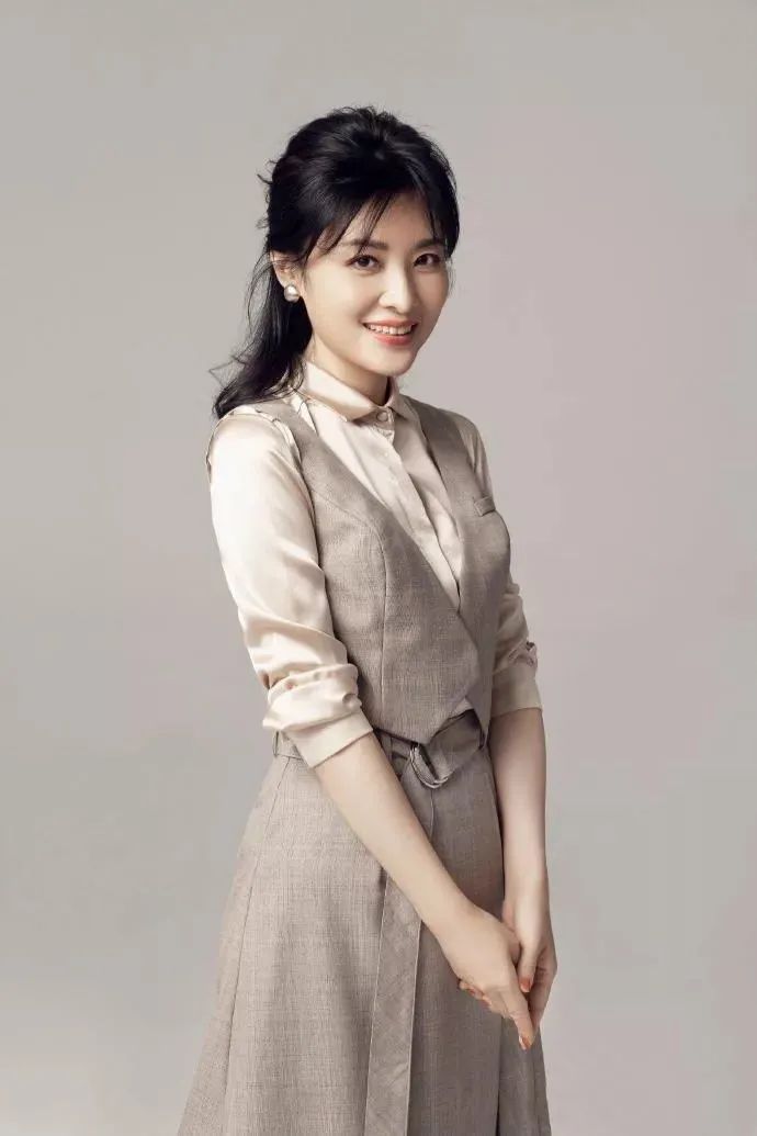 连续主持16届春晚,拿遍主持界所有奖项,她为何这么牛?