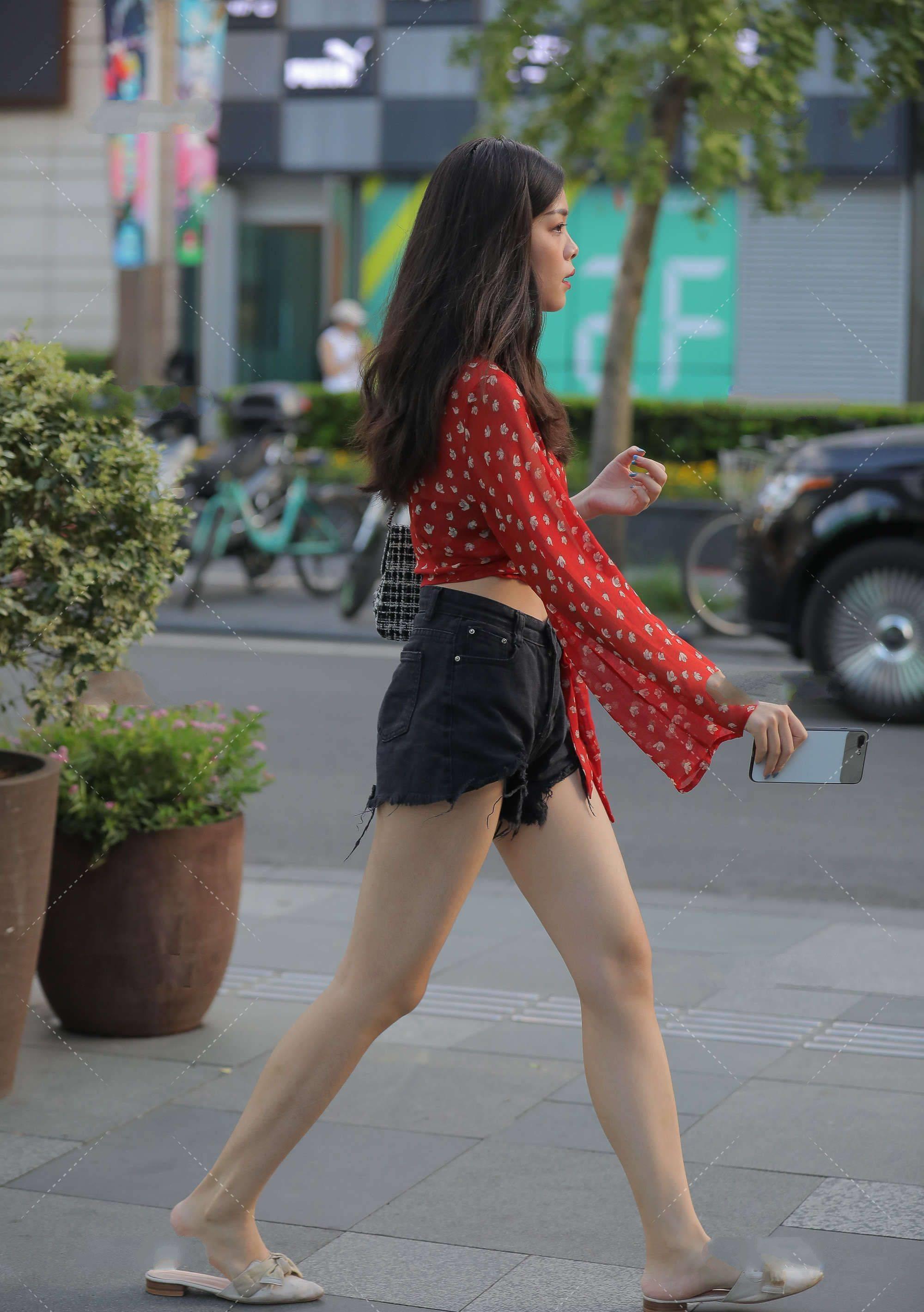 毛边|想要凸显清新感？碎花上衣帮你搞定，搭配短裤看起来很青春