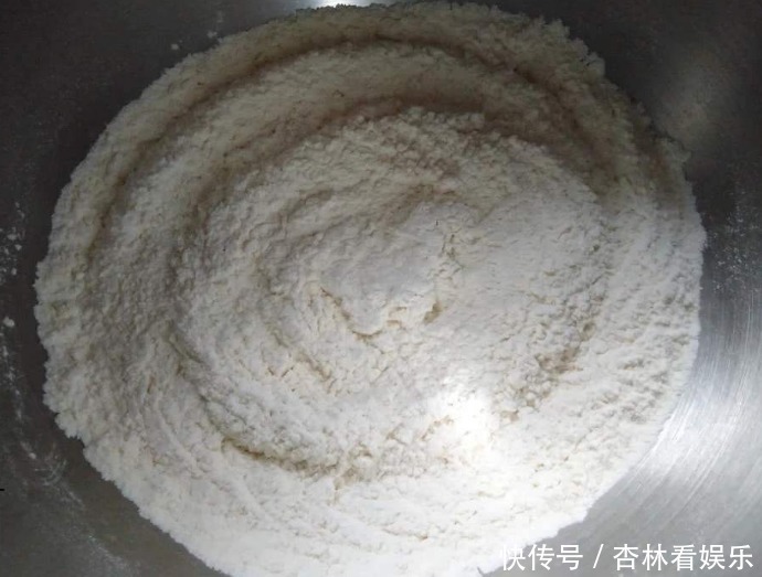 在家|在家炸油条硬邦邦不要再加酵母粉,教你一个新配方,蓬松又酥脆