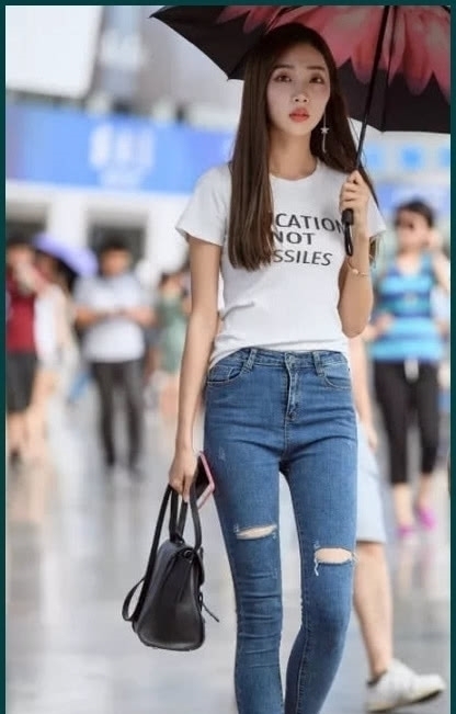 大街|街头潮范的牛仔裤,就算“烂大街”依旧长腿美如画,让人更有活力