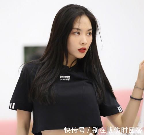 浪姐|蓝盈莹与王霏霏参加《浪姐2》帮唱惹争议,一人卖力传授经验,一人却在镜子前摆拍