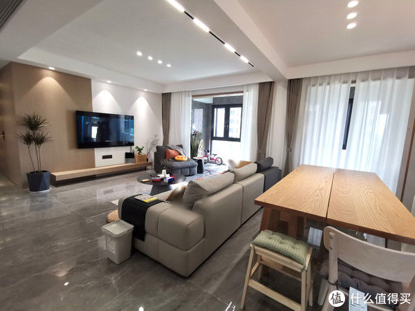 空间感|140平也能拥有大横厅！打通阳台和厨房，超大空间感，装出大宅范