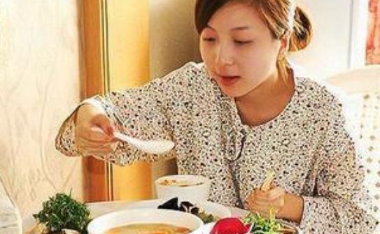 为什么姥姥成了带娃主力军,并非奶奶不管不顾,而是压根没选择权