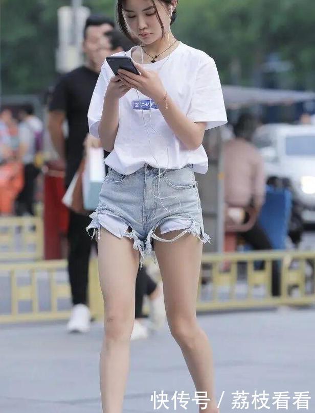 女孩子|为了秀“筷子腿”,牛仔短裤是少不了的,看看女孩子的表情就知道