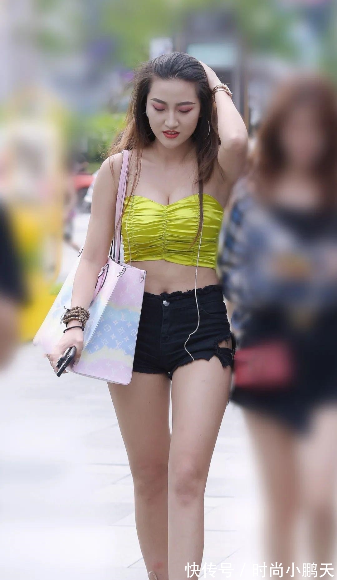 绿色|大街上穿抹胸小吊带的女生，基本上实力都不俗吧？