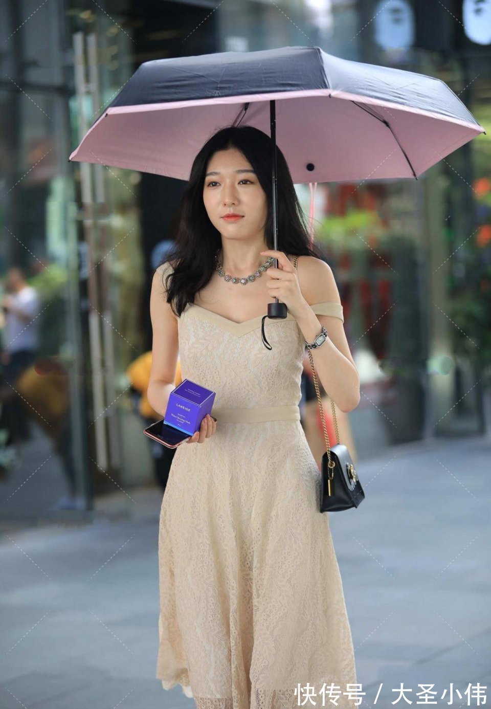 tips|美女街拍:身材丰盈的小姐姐,增添朦胧的美,更具优雅女人味