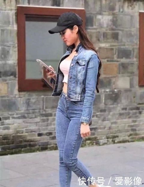 螺旋|街拍美女:小姐姐发型是螺旋卷发,集一身牛仔走路带风!