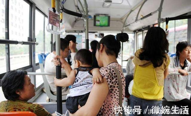 危险|5岁儿子坐公交时突然大哭，妈妈马上拨打110，乘客都说孩子太聪明