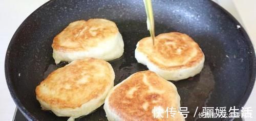 牛奶鸡蛋|做饼时，别再用水和面了，试试新吃法，不揉面不擀面，比吃肉还香