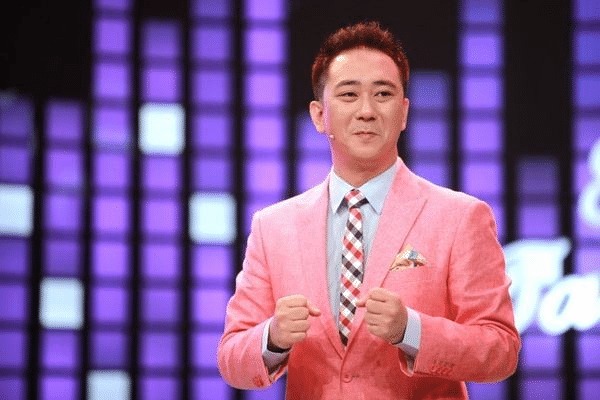 刘涛被王自健“公主抱”，满脸的无奈！谁注意到了他的手部动作