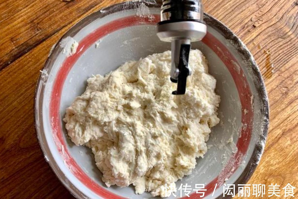 为啥你做的烙饼又干又硬？学会这招，烙好的饼层次分明、薄如纸