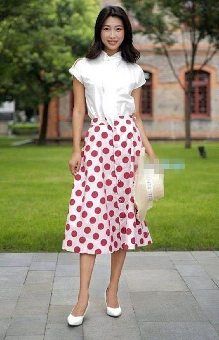 丝袜|街拍紧身裙遇上黑色丝袜,不经意间,被美女撩到了