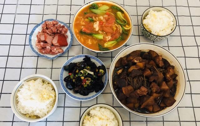 解馋|宅在家的周末午餐,三口人4个菜,有肉有鱼有凉菜,好吃还解馋