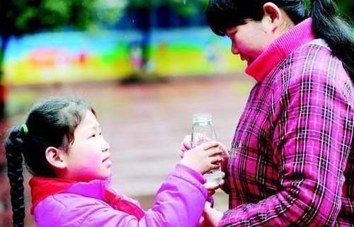 孩子|喂完娃妈妈抢时间吃饭,回头看到宝宝的眼神,宝妈:再累也值得